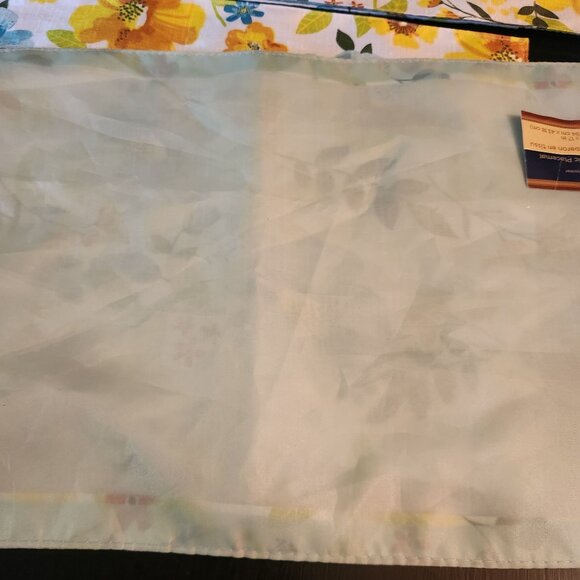 New with Tags Fabric Floral Placemats 11" x 17" 100% Polyester - Picture 3 of 7